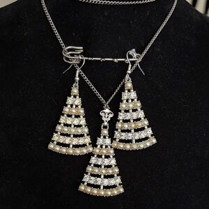 Sarah Coventry Triangular Pearl and Silver Necklace